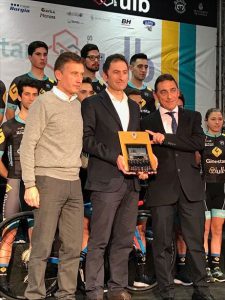 El Ginestar ULB Sports encara amb eufòria la nova temporada 1 Entrega placa Ginestar 2