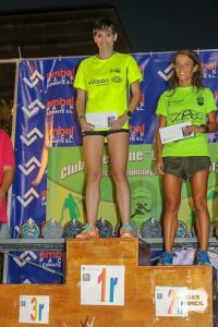 Ahouchar Hassane guanya per segon any la Volta a Peu de la platja de Tavernes 1 3 PODIO PILAR VAZQUEZ