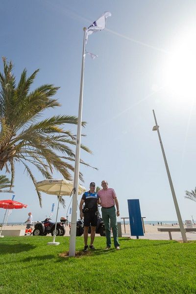 La platja de Gandia llueix les banderes que certifiquen la seua qualitat mediambiental i de serveis 1 1 4