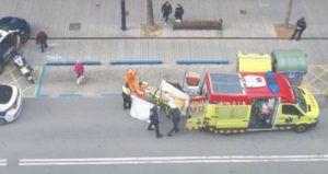 Cau des d'una finestra una xiqueta al carrer a Gandia 1 IMG 20220209 230622