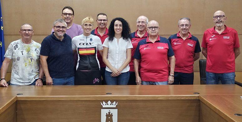 L’Ajuntament de Tavernes entrega un mallot amb l’escut de la localitat a la ciclista Rosa Sansaloni 1 230908 homenaje Rosa Sansaloni 6