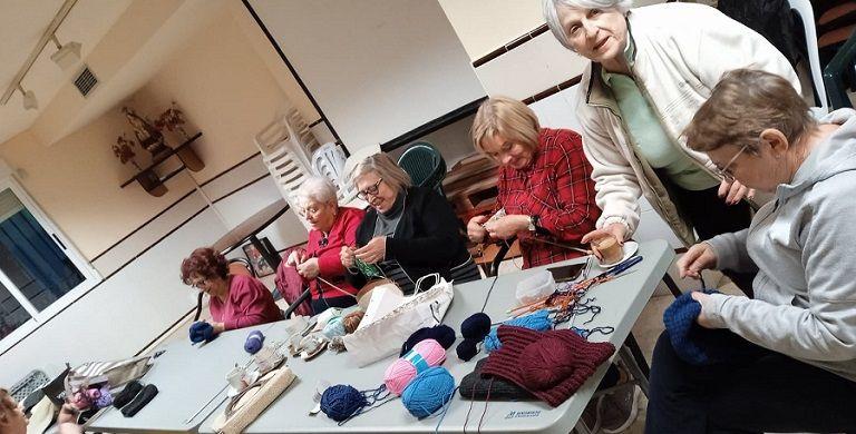 L'Associació de Jubilats i Pensionistes de Ròtova teixeix gorros de llana i bufandes per al Centre d'Acollida de Sant Francesc d'Assís de Palma 1 Rotova 1