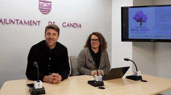 Gandia reivindica l’Anella Verda en la celebració del Dia de l’Arbre 1 La Tinenta dAlcaldia i regidora de Medi Ambient Sostenibilitat i Emergencia climatica Alicia Izquierdo acompanyada del Director general de Medi Natural Daniel Munoz