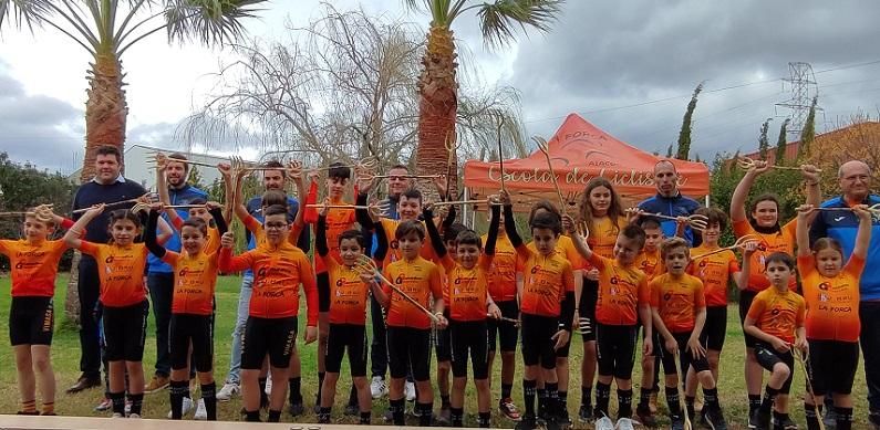 Homenatge al bomber Fernando Mico ferit a l'incendi de Campanar en la presentació de l'Escola de Ciclisme la Forca 1 Escola de Ciclisme La Forca dAiacor 2024