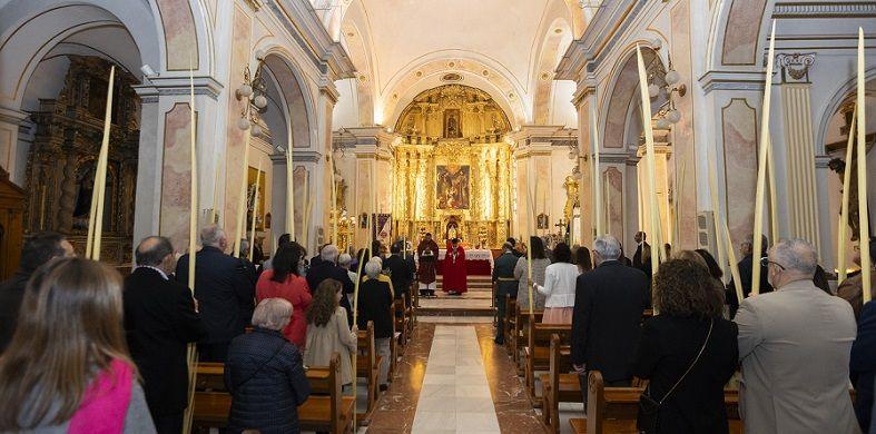 El Diumenge de Rams la Germandat del Sant Sepulcre de Gandia dona la benvinguda a 24 nous germans 1 Diumenge de Rams Setmana Santa de Gandia 1