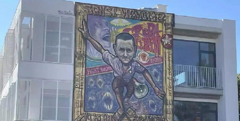 L'associació, ultracatòlica, conservadora i lligada a Vox, "Educadors contra l'Adoctrinament" denuncia a l'equip directiu de l'IES Joan Fuster de Bellreguard 1 Mural Sense memoria no hi ha aprenentatge Cantant Fermin Muguruza