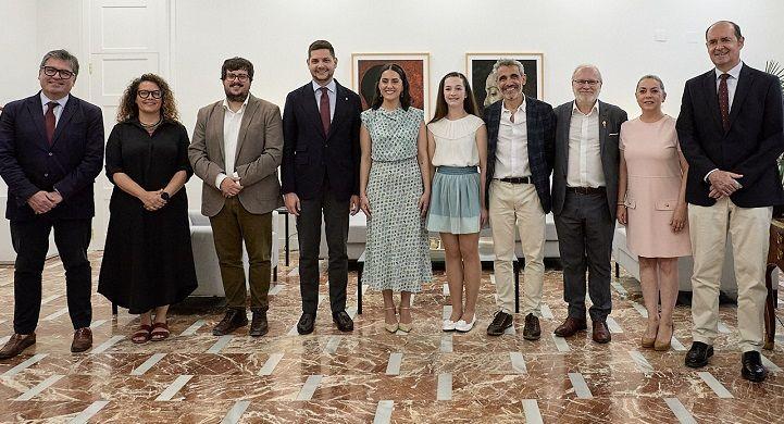 L'alcalde de Gandia rep les noves Falleres Majors de 2025, Ariadna Apio i Maria Cremades 1 Ajuntament de Gandia Falleres Majors 2025 fotografia Frances