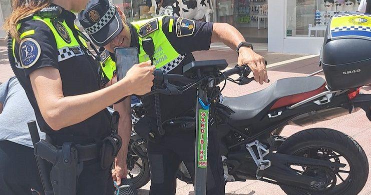 Perill al volant i al manillar: Enxampen un jove a Gandia quadruplicant la taxa d'alcohol en un patinet il·legal 1 Gandia Policia Local Patinets Electrics