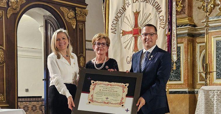 La Germandat de la Santíssima Creu va celebrar la festivitat de l'Exaltació de la Santíssima Creu 1 Carlos Costa recibiendo el pergamino de agradecimiento