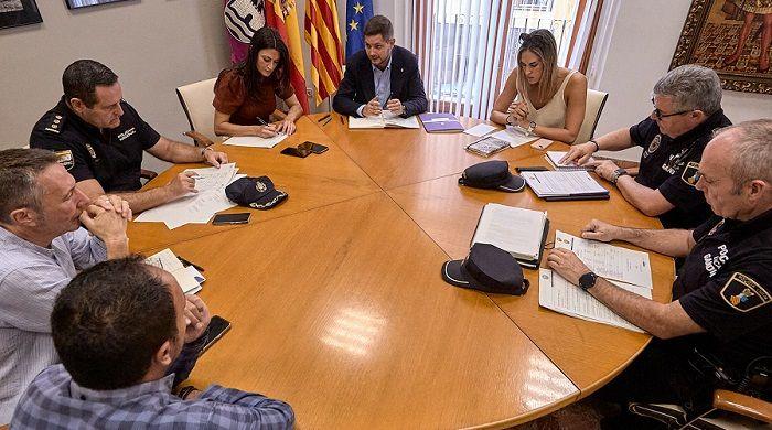 Gandia duplica els efectius de la Policia Local durant la Fira i Festes 1 Gandia reunio seguretat Fira i Festes 2024 fotografia Frances