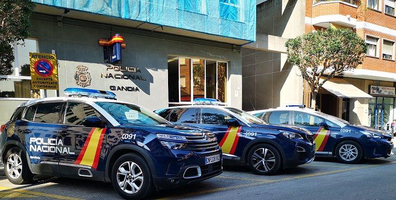 Un agent de la Policia Nacional, franc de servici, va "pescar" "in fragranti" a un home que cremava un contenidor 1 Policia Nacional Gandia 1
