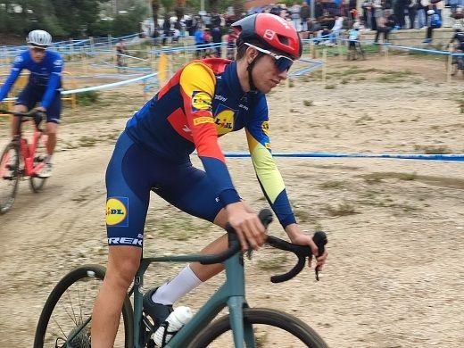 Brillen els i les ciclistes de la Safor en la prova de ciclocròs celebrada a L'Ennova 1 IMG 20241027 115938 1