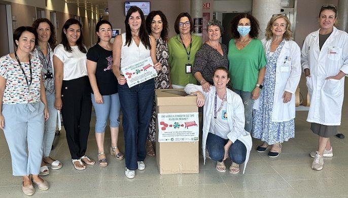 Banc Roig, el projecte de la comissió d'Igualtat i contra la Violència de Gènere del Departament de Salut de Gandia 2 240925 Campana tapones rojos 1