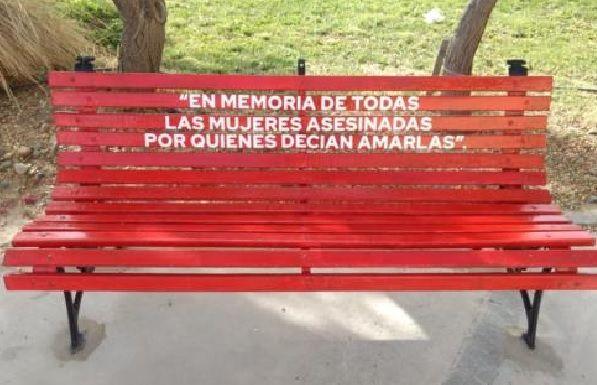 Banc Roig, el projecte de la comissió d'Igualtat i contra la Violència de Gènere del Departament de Salut de Gandia 1 Banc roig