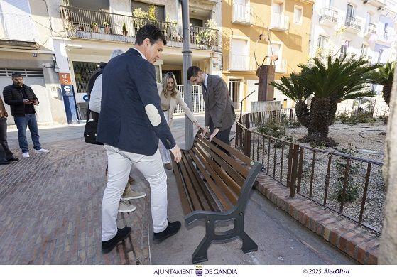Gandia renova 400 unitats de mobiliari urbà 1 AO 8835 copia