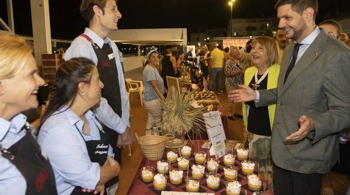 Èxit rotund de la VI Gala Gastronòmica Solidària de Càritas Gandia 1 Alcalde en stands Foto Alex Oltra