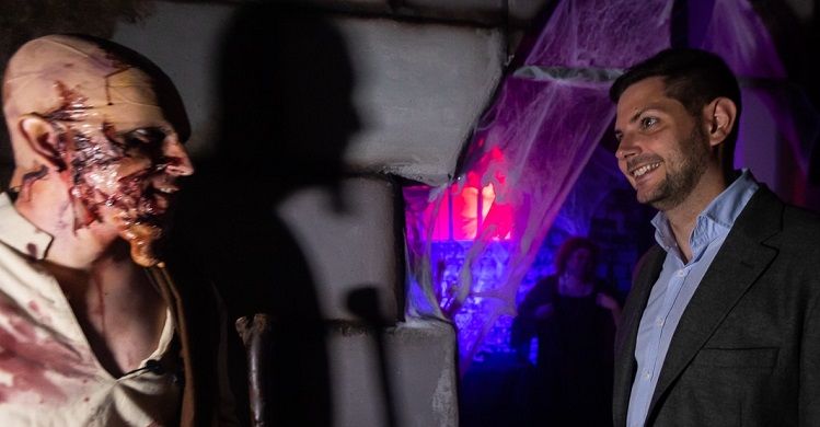 El barri de Corea s'ompli de gent per a gaudir de la Cavalcada Solidària de Halloween 4 Gandia Halloween Alqueria del Terror