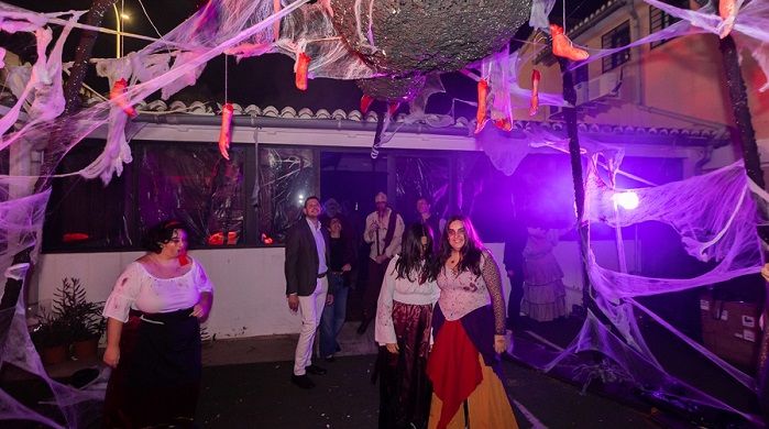 El barri de Corea s'ompli de gent per a gaudir de la Cavalcada Solidària de Halloween 3 Gandia Halloween Alqueria del Terror