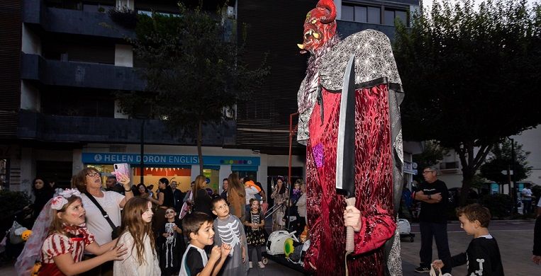 El barri de Corea s'ompli de gent per a gaudir de la Cavalcada Solidària de Halloween 2 Gandia Halloween Corea 2025