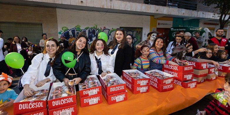El barri de Corea s'ompli de gent per a gaudir de la Cavalcada Solidària de Halloween 1 Gandia Halloween Corea 2025
