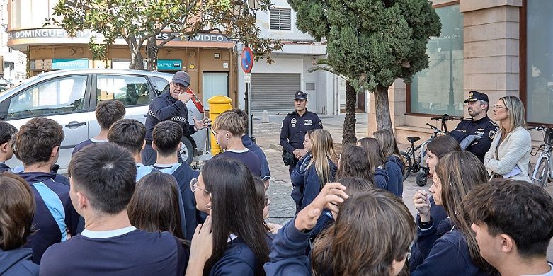 Gandia impulsa una activitat educativa sobre la importància del cinturó i la seguretat vial 1 Gandia us del cinturo frances1