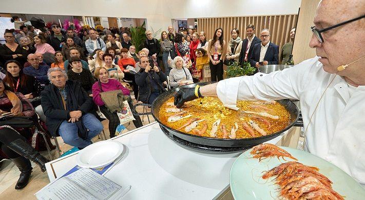 Gandia captiva el públic de FITUR amb música, gastronomia i sortejos 1 Gandia fitur frances 260124 9431