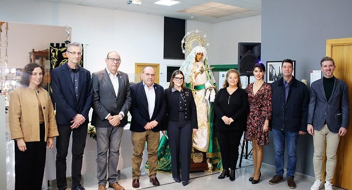 Històric primer besamans de la Dolorosa a Gandia: una trobada de fe "tu a tu" 1 Setmana Santa Gandia Dolorosa 1