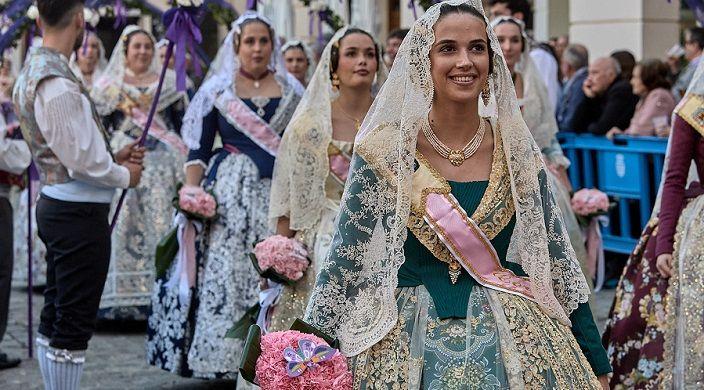 Gandia es rendeix a la Mare de Déu: Una Ofrena multitudinària ompli de flors el cor de la ciutat 1 Falles de Gandia Ofrena 2026
