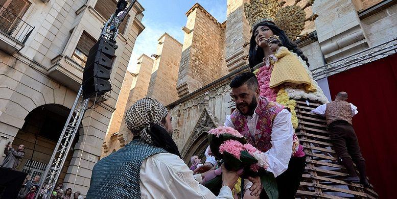 Gandia es rendeix a la Mare de Déu: Una Ofrena multitudinària ompli de flors el cor de la ciutat 4 Falles de Gandia Ofrena 2026