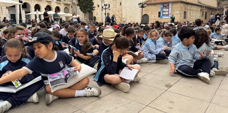 Més de 2.000 estudiants prenen els carrers de Gandia per a celebrar el Dia del Llibre 1 Gandia lectura colectiva 2026