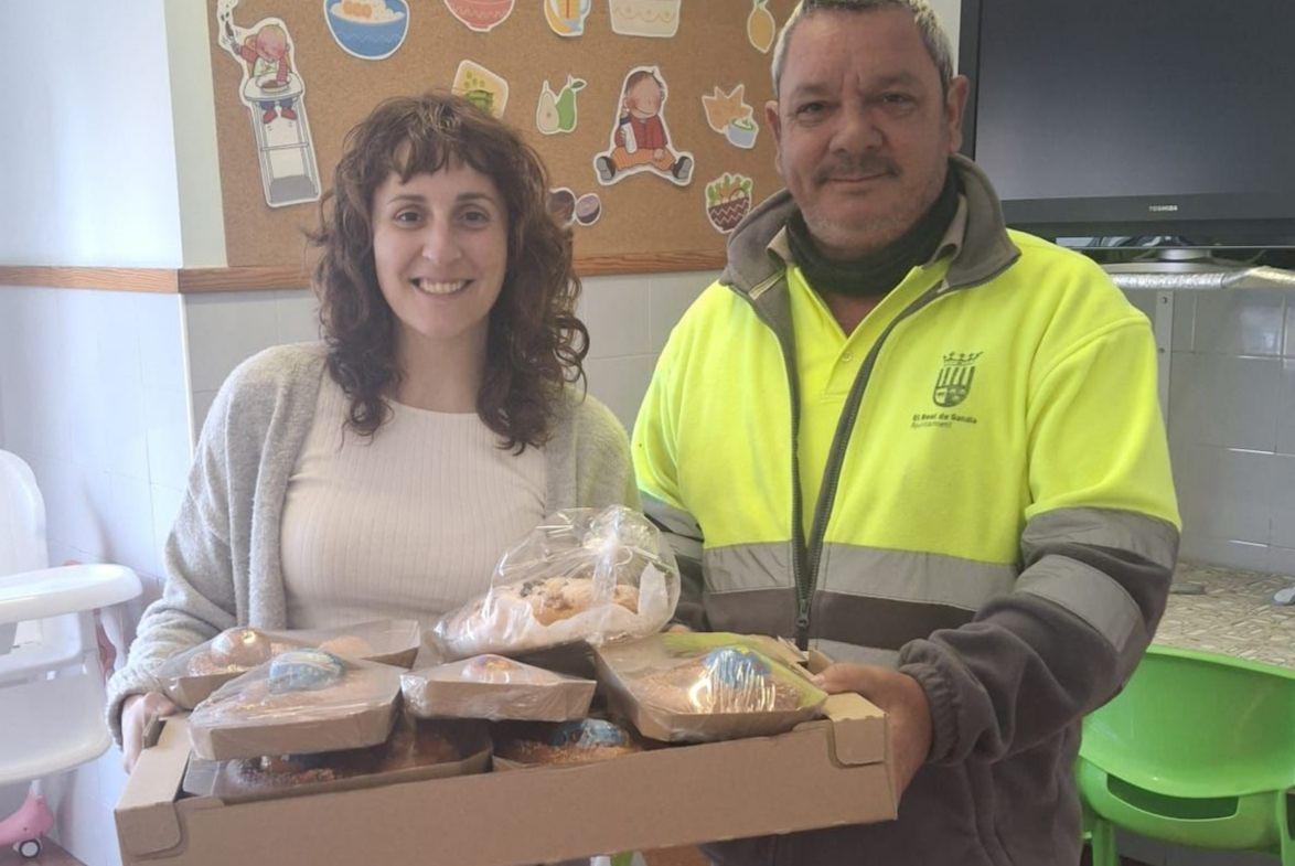 El Real de Gandia celebra l'arribada de la Pasqua amb el repartiment de 250 mones als escolars 3 IMG 20260401 194436