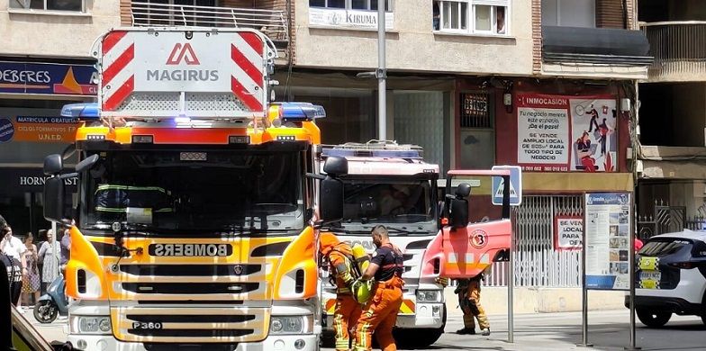 Un incendi a la plaça Crist Rei de Gandia obliga a mobilitzar els bombers i genera alarma al centre de la ciutat 2 Gandia incendi Placa crist Rei 1