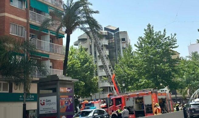 Un incendi a la plaça Crist Rei de Gandia obliga a mobilitzar els bombers i genera alarma al centre de la ciutat 1 Gandia incendi Placa crist Rei