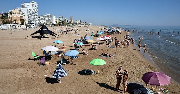 La platja de Gandia operativa en temps rècord després de la Nit de Sant Joan 2 Gandia platja nord Frances 1