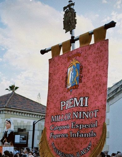L'artista gandià Ausiàs Estrugo guanya el premi al 'Millor Ninot' de la Categoria Especial Infantil a les Fogueres d'Alacant 2026 1 Hogueres Ausias Estrugo 2026 2 1