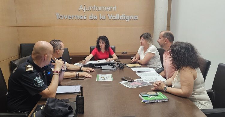 Tavernes es blinda contra els incendis i les emergències amb un sistema d'alta tecnologia i megafonia autònoma 1 Tavernes 260610 REUNIO EMERGENCIES ALCALDIA SEGURETAT I MEDI AMBIENT