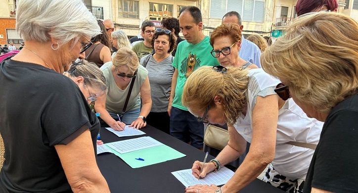 Centenars de persones es mobilitzen a Tavernes per a exigir el centre de dia i la residència per a la gent gran 1 Tavernes de la Valldigna 260604 CONCENTRACIO CENTRE DE DIA 6