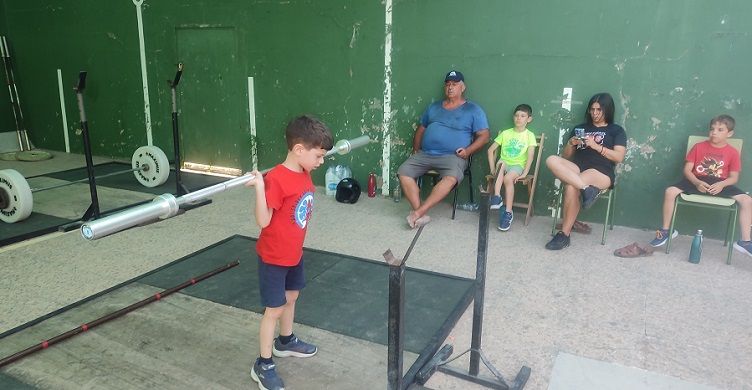 L'Ajuntament de Tavernes instal·la un contenidor provisional al frontó per al Club Halterofília, enmig de crítiques per la falta de lavabos 1 Tavernes de la valldgna Halterofilia 06062026 1
