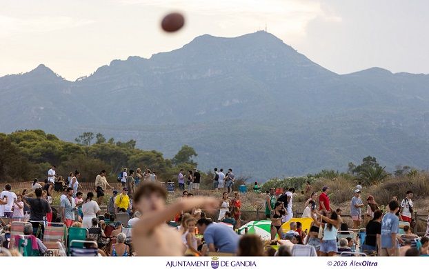 La nuvolositat desllueix l'eclipsi a Gandia, però no frena una gran jornada de convivència a la platja 1 Gandia Eclipsi 13082026 1