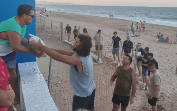 Tavernes manifestacio platja 1