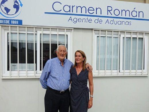 ROMÁN CLB encara la nova campanya citrícola 1 Gandia ANDRES ROMAN Y CARMEN ROMAN FRENTE OFICINAS ROMAN CLB EN EL PUERTO DE GANDIA