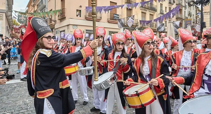A tronar els tambors! El Tio de la Porra desafia la pluja i desferma la bogeria festiva a Gandia 1 Frra i Festes 2026 tio de la porra 1
