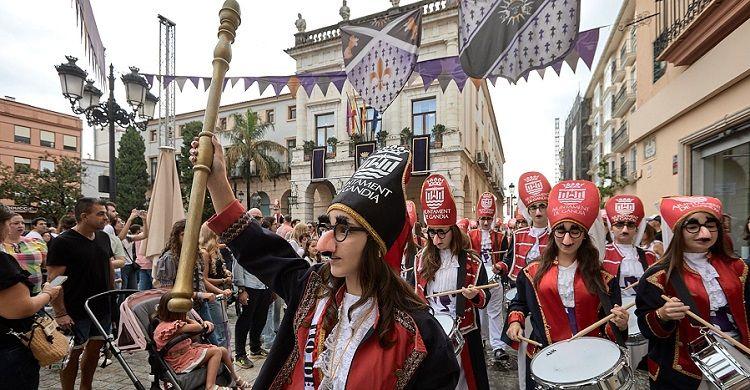 A tronar els tambors! El Tio de la Porra desafia la pluja i desferma la bogeria festiva a Gandia 3 Frra i Festes 2026 tio de la porra 2