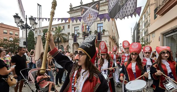 A tronar els tambors! El Tio de la Porra desafia la pluja i desferma la bogeria festiva a Gandia 3 Frra i Festes 2026 tio de la porra 2