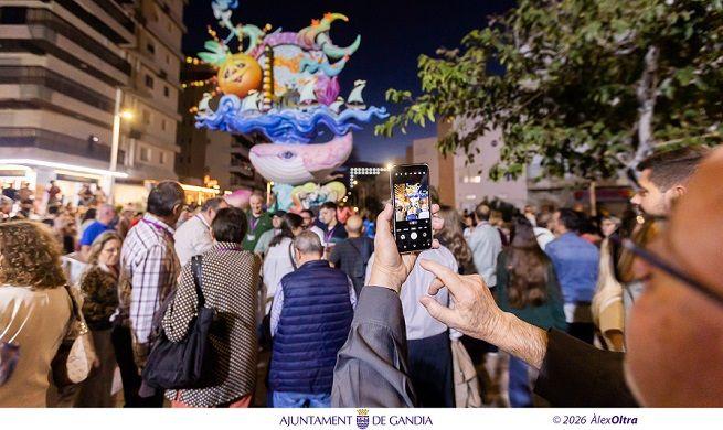 La platja de Gandia s'ompli de festa, 'Foc' i comboi amb una edició inoblidable de 'Falla a la Mar' 1 Gandia Falla a la Mar 2026 2