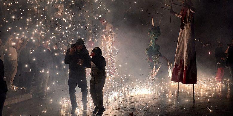 Gandia es manté plena de vida: teatre, música, inclusió i foc protagonitzen un diumenge multitudinari de Fira i Festes 3 Gandia Fira i Festes correfocs 1