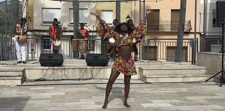 Ròtova dona llum a la diversitat amb la primera Fira per la Convivència de la Safor 2 Rotova actuacio luna de africa